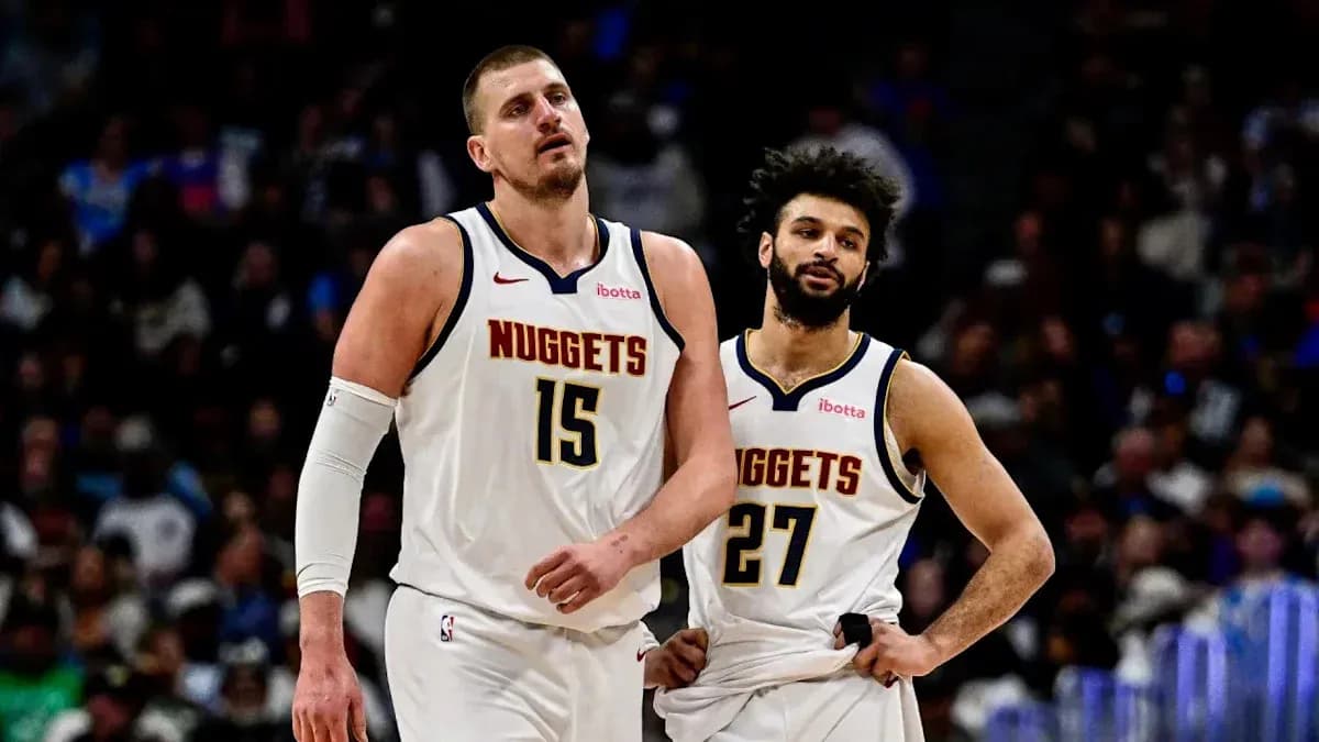 Jugadores de los Nuggets caminando por la cancha Jugadores de los Nuggets caminando por la cancha