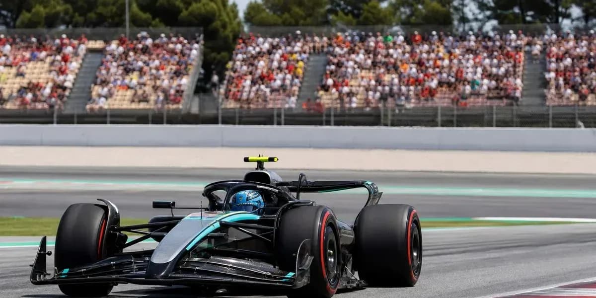 Coche de Fórmula 1 en circuito con espectadores Coche de Fórmula 1 en circuito con espectadores