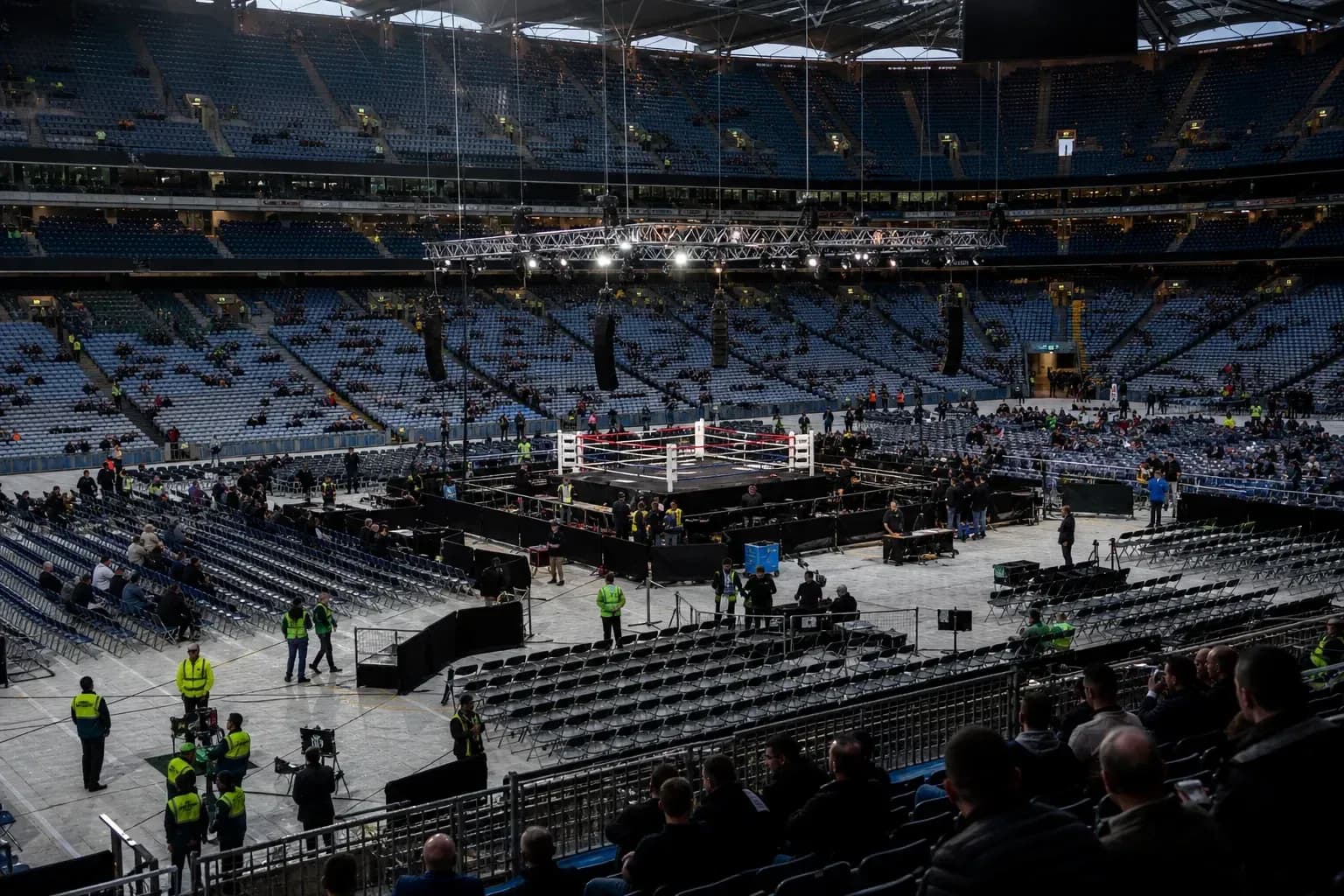 Ring de boxeo en estadio con espectadores Ring de boxeo en estadio con espectadores