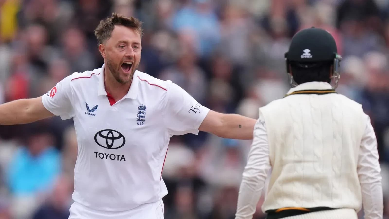 Jugador de cricket celebrando wicket frente al bateador Jugador de cricket celebrando wicket frente al bateador