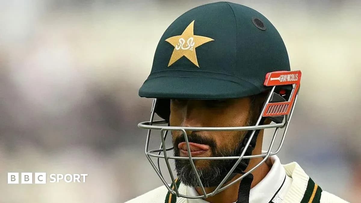 Jugador de críquet con casco y uniforme de Pakistán Jugador de críquet con casco y uniforme de Pakistán
