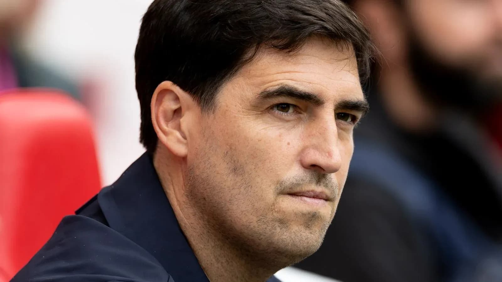 Entrenador sentado en el banquillo durante el partido Entrenador sentado en el banquillo durante el partido