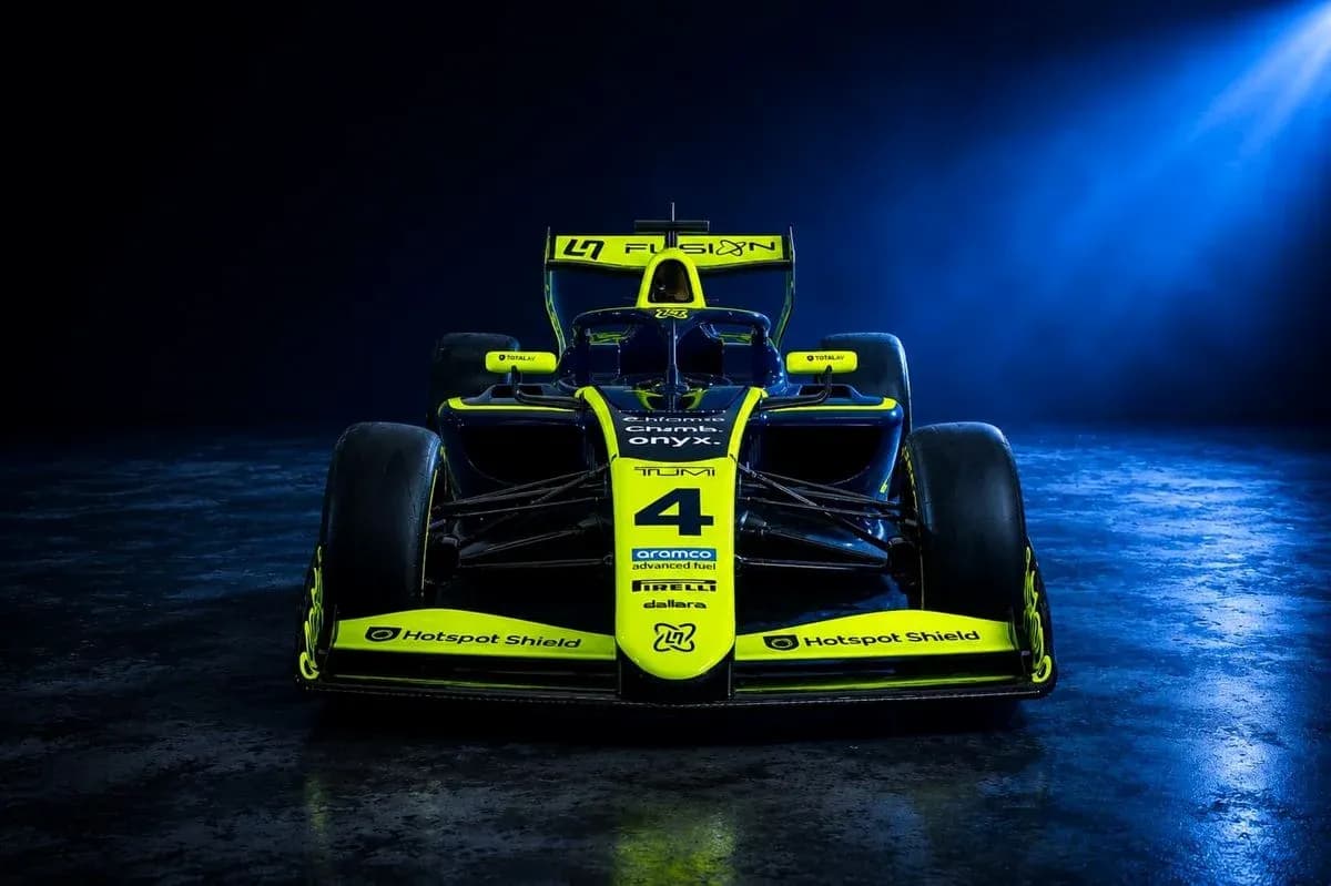 Coche de Fórmula 1 con diseño amarillo y negro Coche de Fórmula 1 con diseño amarillo y negro