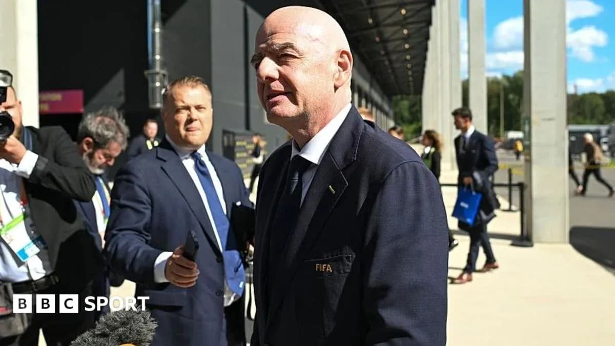 Gianni Infantino hablando con reporteros en evento Gianni Infantino hablando con reporteros en evento