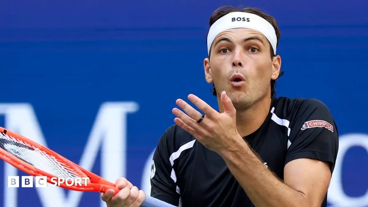 Jugador de tenis haciendo un gesto durante el partido Jugador de tenis haciendo un gesto durante el partido