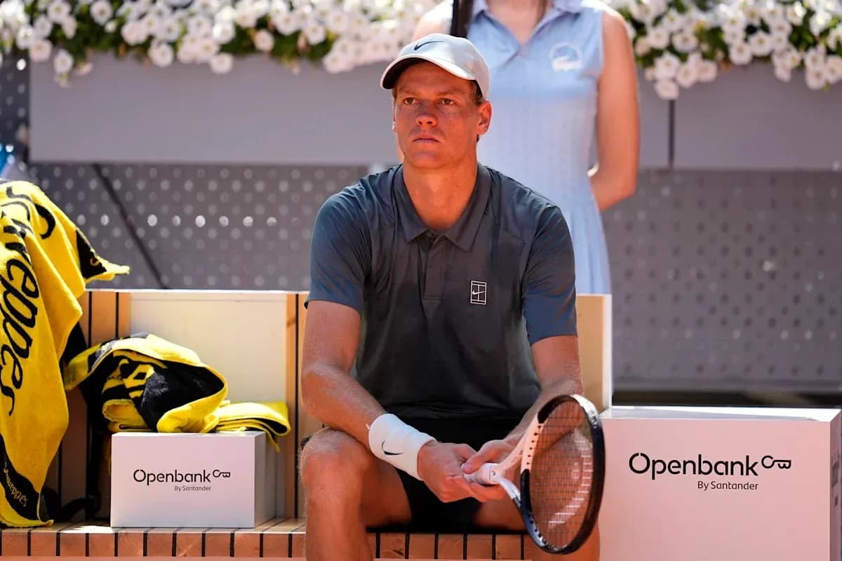 Jugador de tenis sentado en la banca durante el partido Jugador de tenis sentado en la banca durante el partido