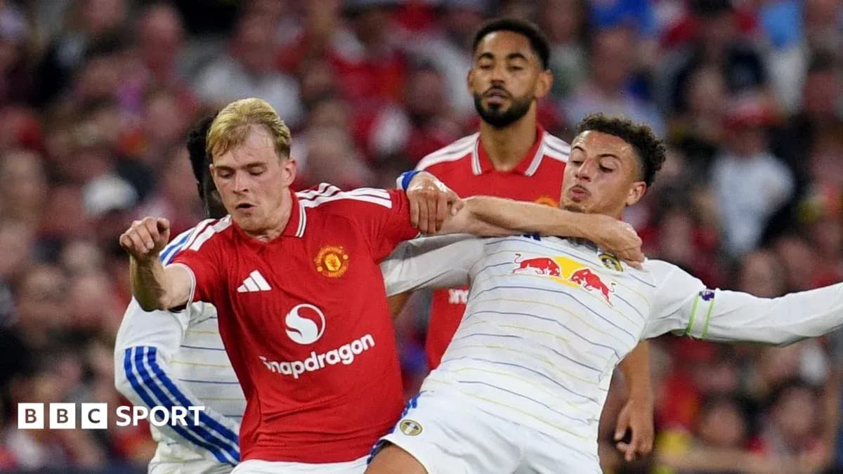 Jugadores de Manchester United y Leeds en acción Jugadores de Manchester United y Leeds en acción
