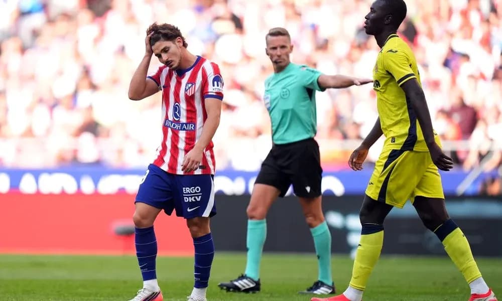 Jugador de Atlético de Madrid con gesto de frustración Jugador de Atlético de Madrid con gesto de frustración