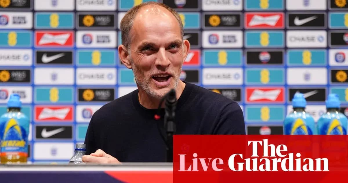 Entrenador en rueda de prensa con micrófono Entrenador en rueda de prensa con micrófono