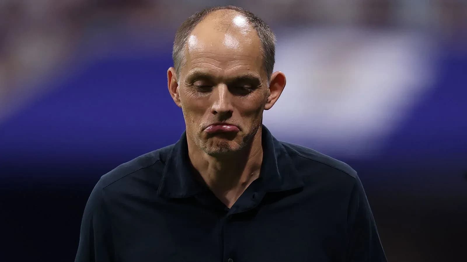 Entrenador con expresión seria durante partido Entrenador con expresión seria durante partido
