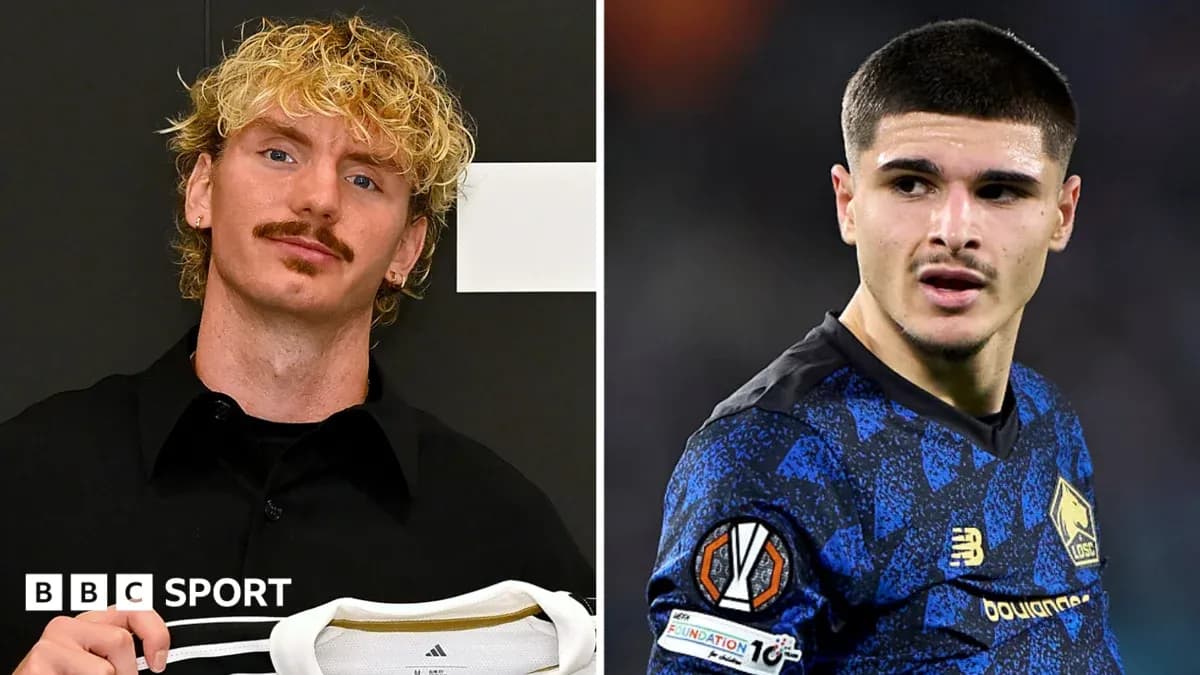 Dos jugadores posando para fotos en eventos diferentes Dos jugadores posando para fotos en eventos diferentes