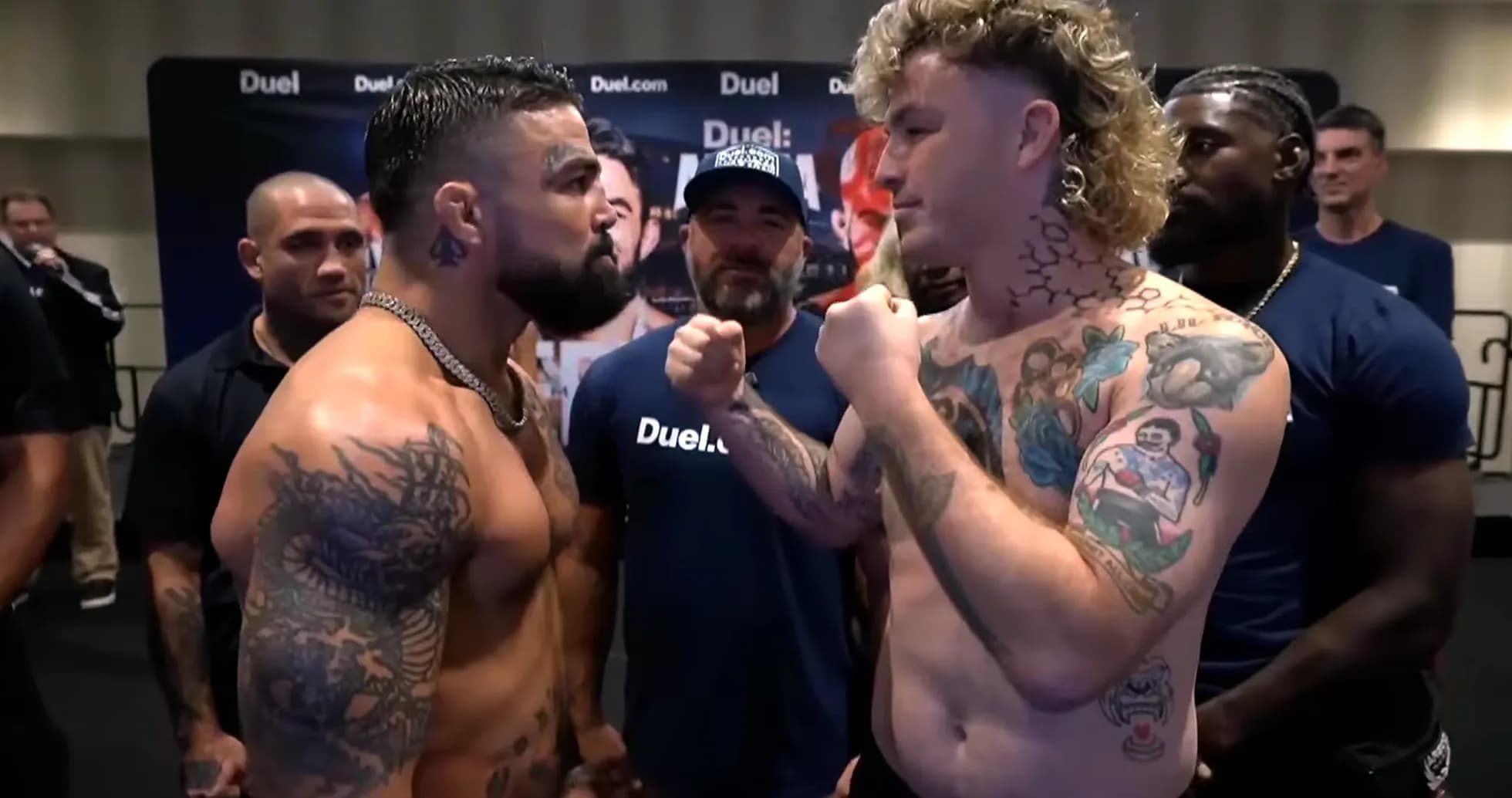 Dos luchadores en cara a cara durante pesaje Dos luchadores en cara a cara durante pesaje