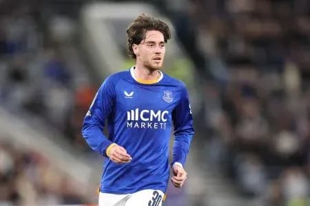 Jugador corriendo en campo con camiseta azul Jugador corriendo en campo con camiseta azul