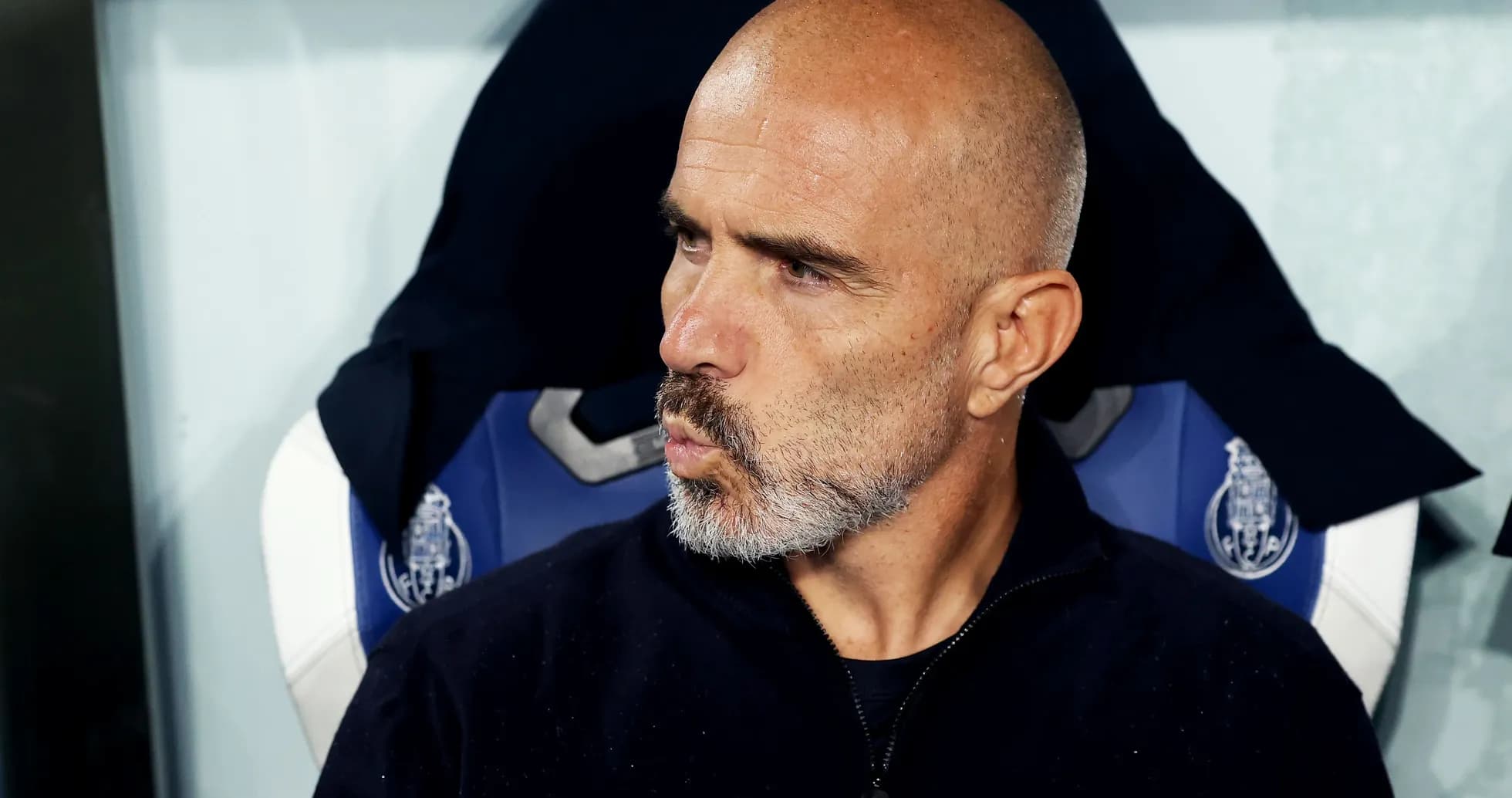 Entrenador sentado en el banquillo durante el partido Entrenador sentado en el banquillo durante el partido