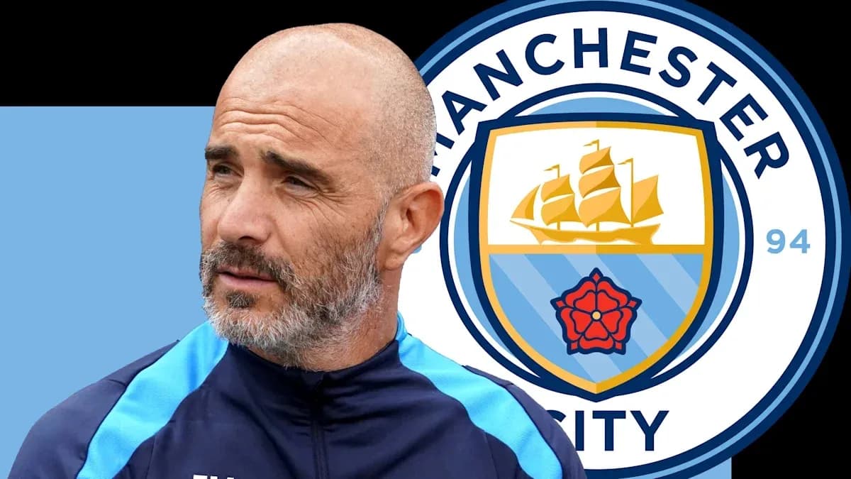 Entrenador de Manchester City junto al escudo del club Entrenador de Manchester City junto al escudo del club