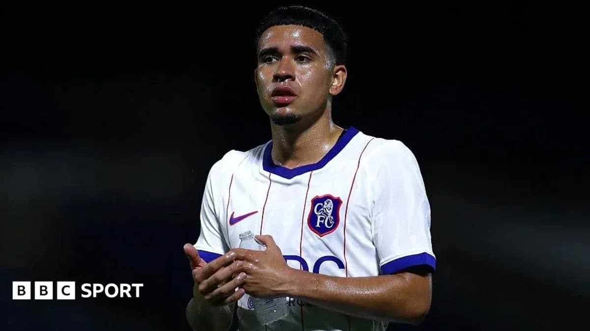 Jugador de fútbol con camiseta de Chelsea en acción Jugador de fútbol con camiseta de Chelsea en acción