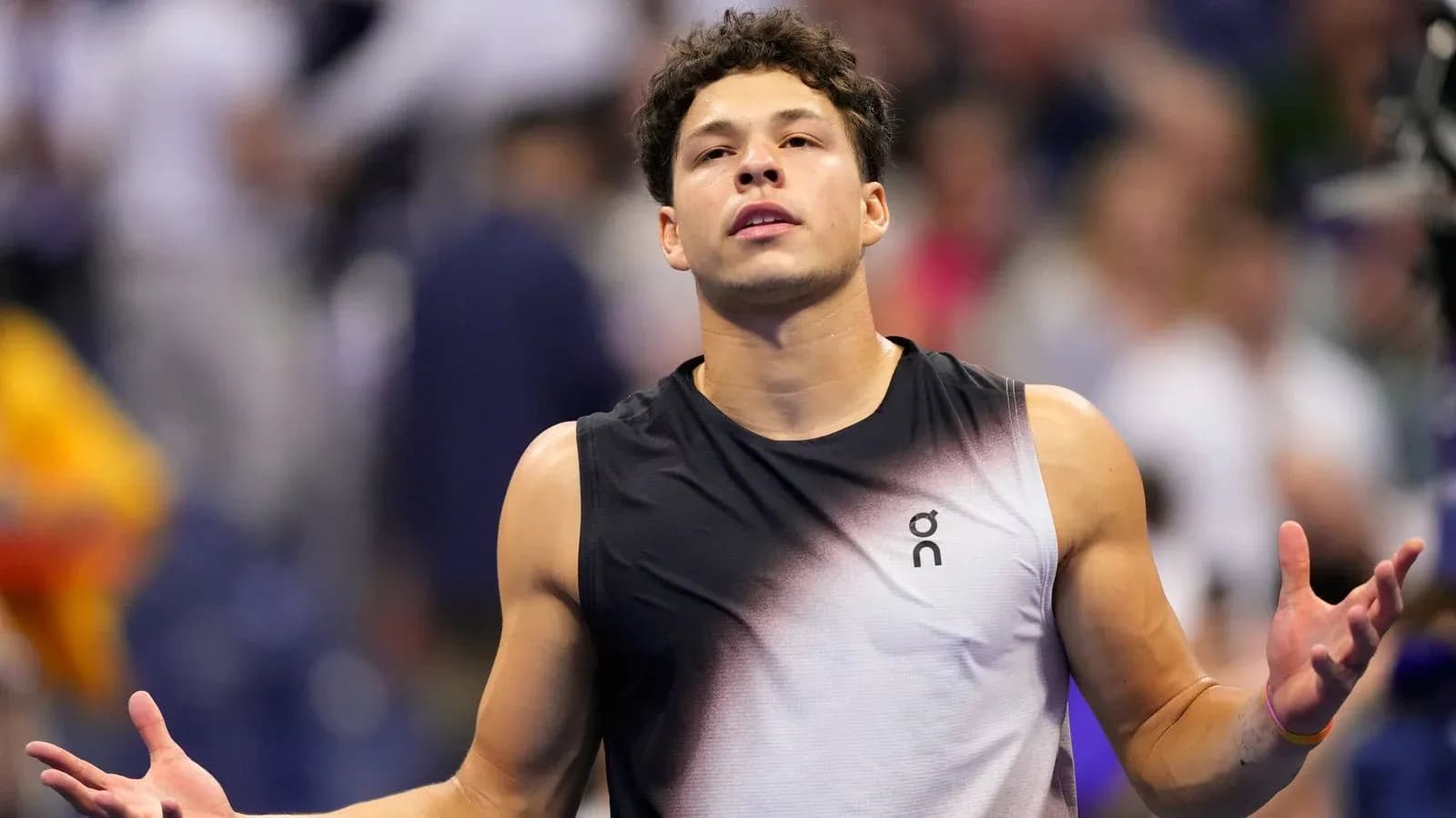Jugador de tenis gesticulando durante un partido Jugador de tenis gesticulando durante un partido