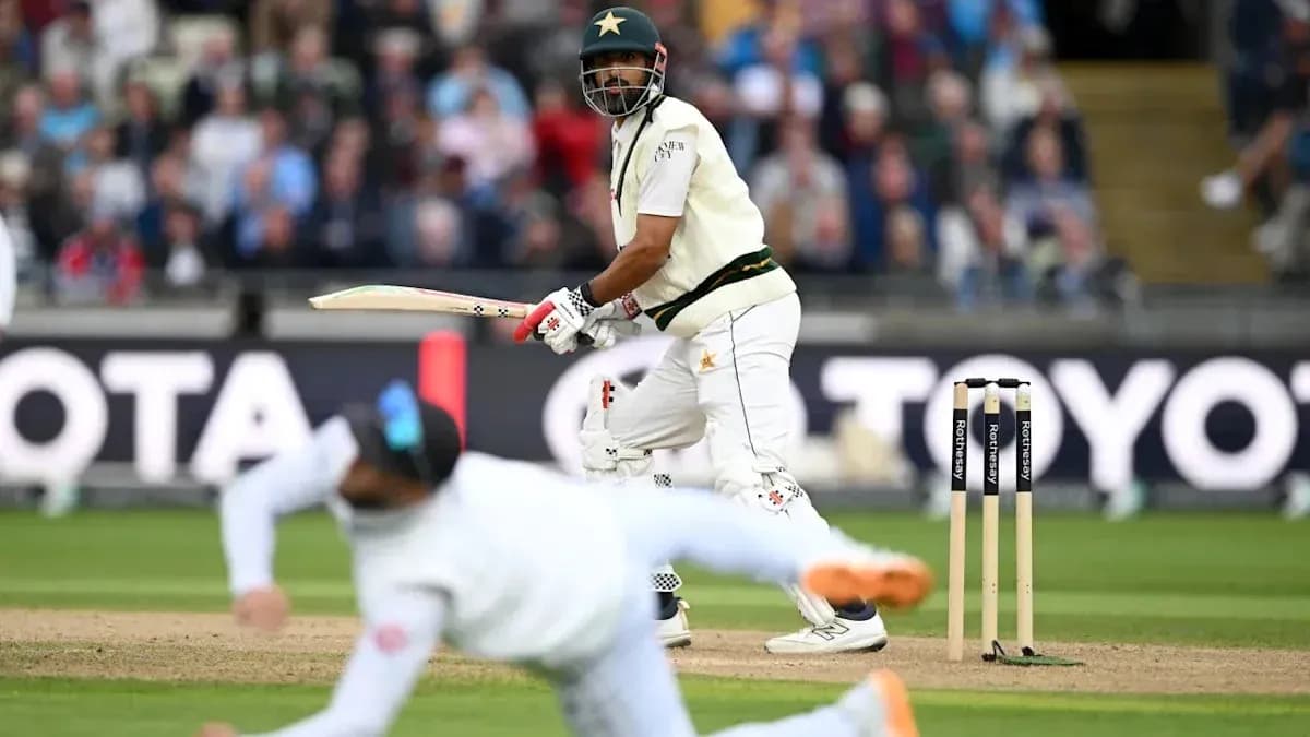 Bateador de Pakistán golpeando la pelota en partido Bateador de Pakistán golpeando la pelota en partido