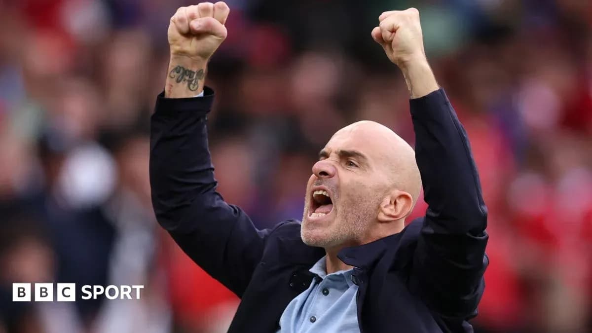 Entrenador celebrando con los puños en alto Entrenador celebrando con los puños en alto