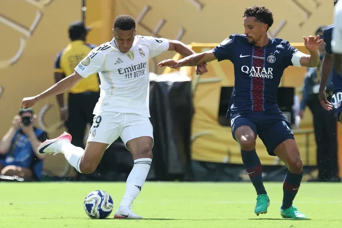 Jugador de Real Madrid driblando ante rival de PSG Jugador de Real Madrid driblando ante rival de PSG