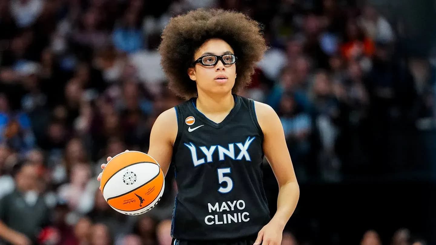 Jugadora de Lynx sosteniendo un balón de baloncesto Jugadora de Lynx sosteniendo un balón de baloncesto