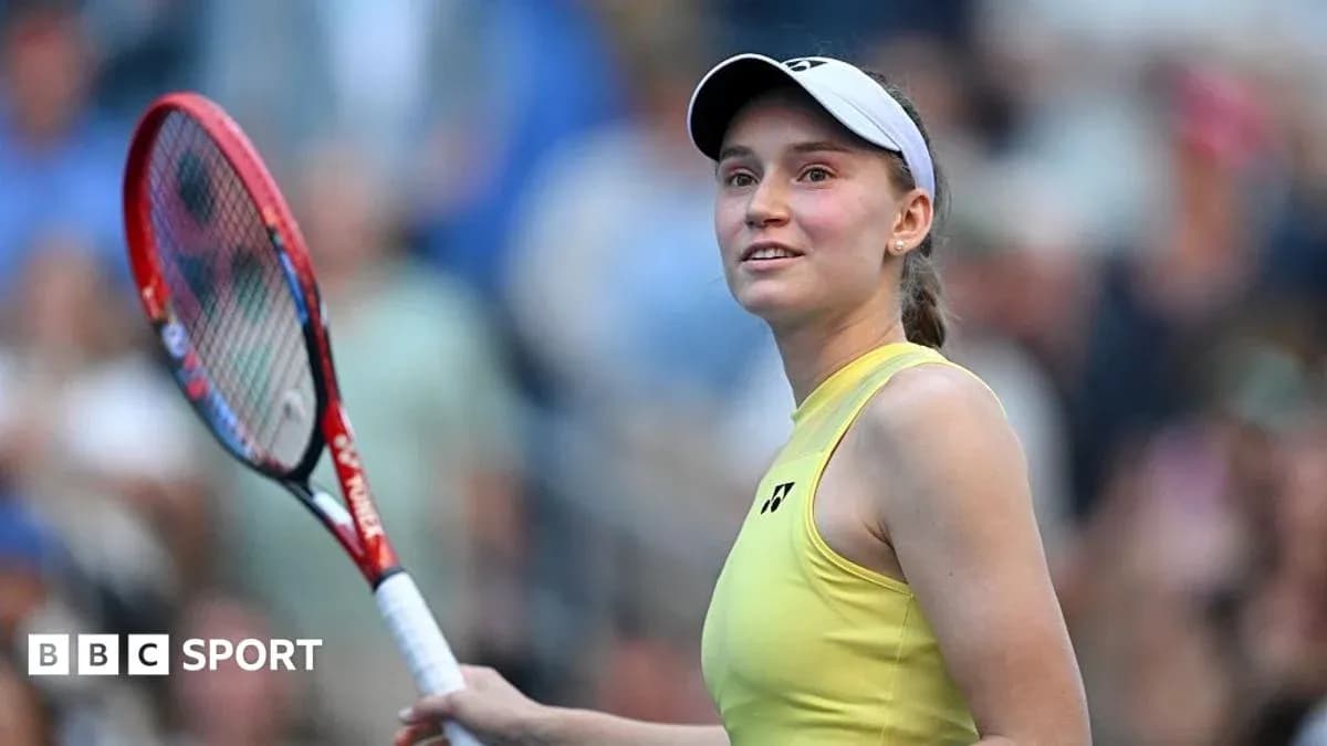 Jugadora de tenis sonriendo con una raqueta en mano Jugadora de tenis sonriendo con una raqueta en mano