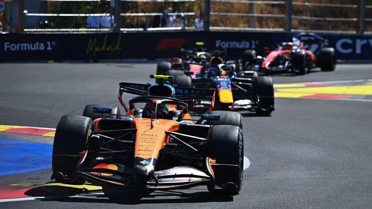 Tres coches de Fórmula 1 en una curva Tres coches de Fórmula 1 en una curva