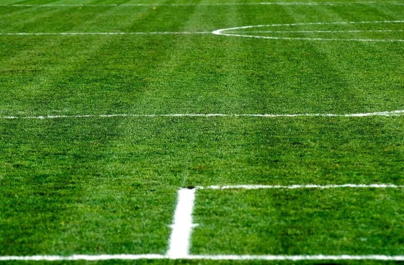 Campo de fútbol con líneas de juego marcadas Campo de fútbol con líneas de juego marcadas