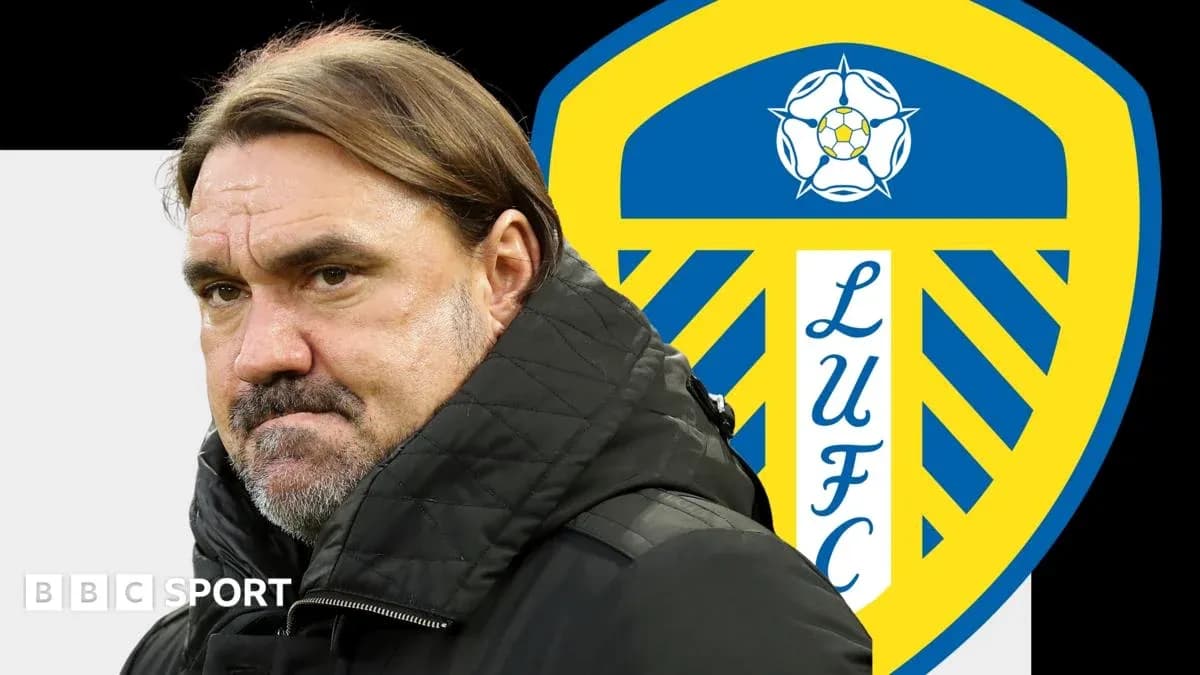 Entrenador con chaqueta negra frente al escudo de Leeds United Entrenador con chaqueta negra frente al escudo de Leeds United