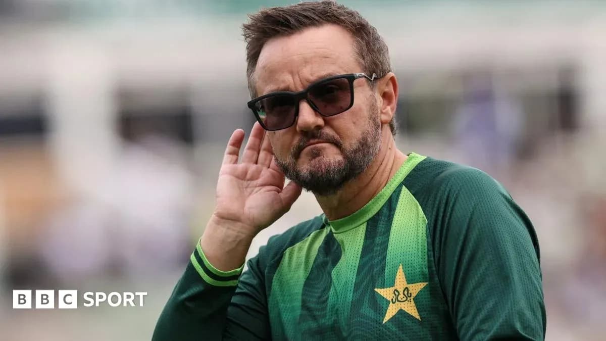 Entrenador de Pakistán escuchando durante entrenamiento Entrenador de Pakistán escuchando durante entrenamiento