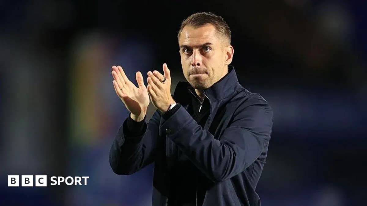 Entrenador aplaudiendo en el campo de juego Entrenador aplaudiendo en el campo de juego