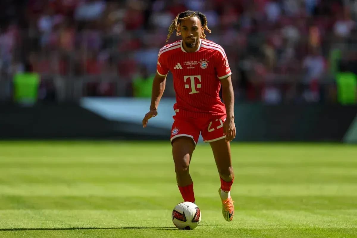 Jugador de Bayern Múnich corriendo con el balón Jugador de Bayern Múnich corriendo con el balón