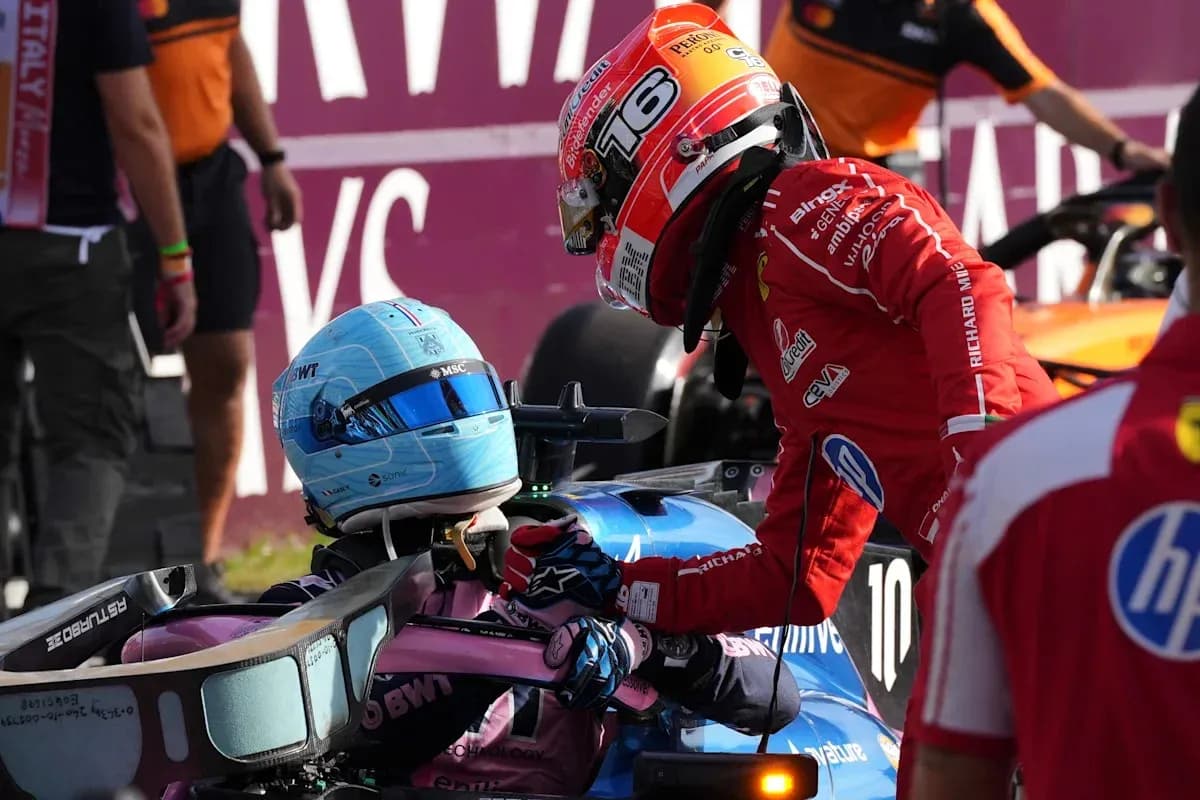 Pilotos conversando tras un incidente en carrera Pilotos conversando tras un incidente en carrera