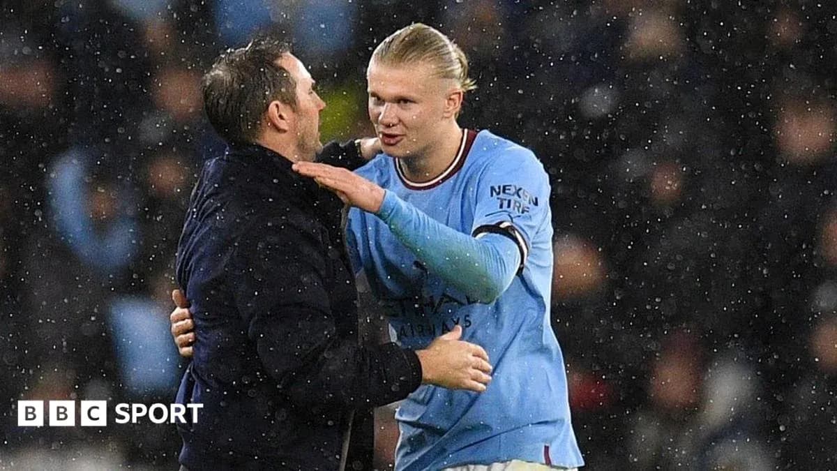 Entrenador y jugador de Manchester City conversando en lluvia Entrenador y jugador de Manchester City conversando en lluvia