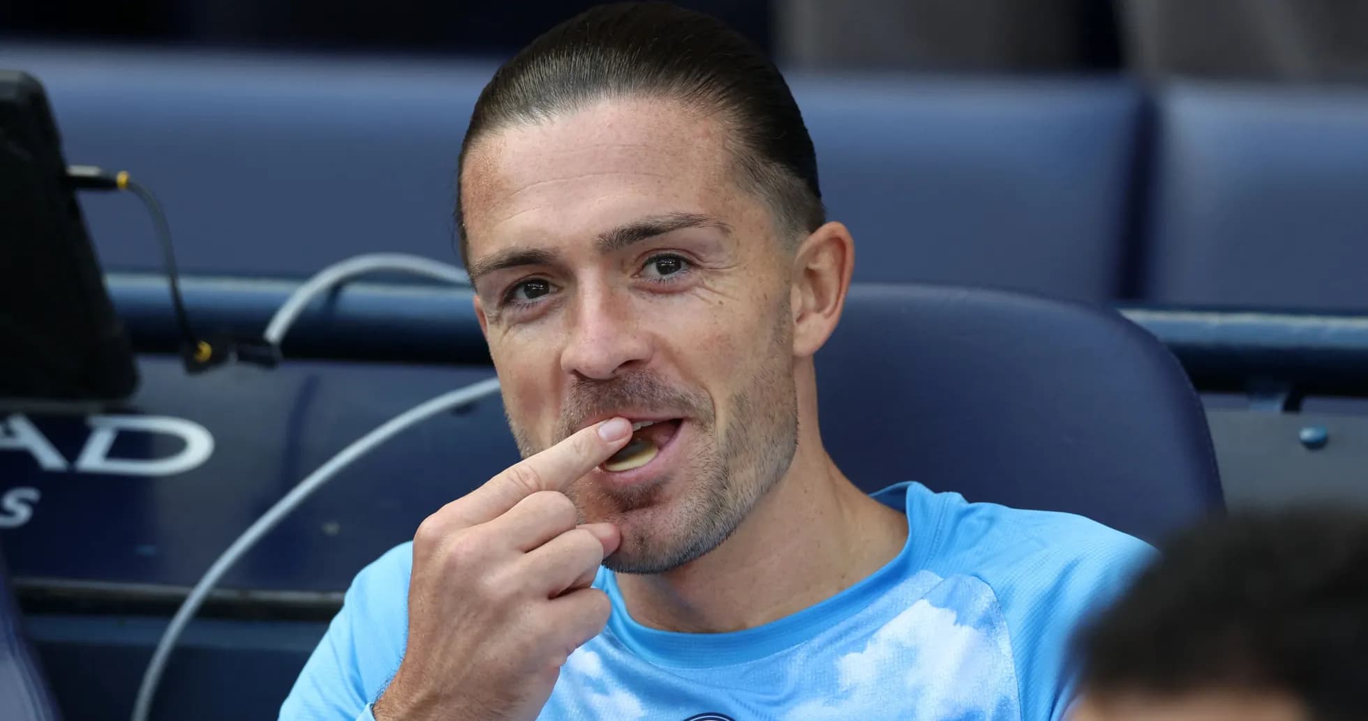Jugador en el banquillo comiendo un caramelo Jugador en el banquillo comiendo un caramelo